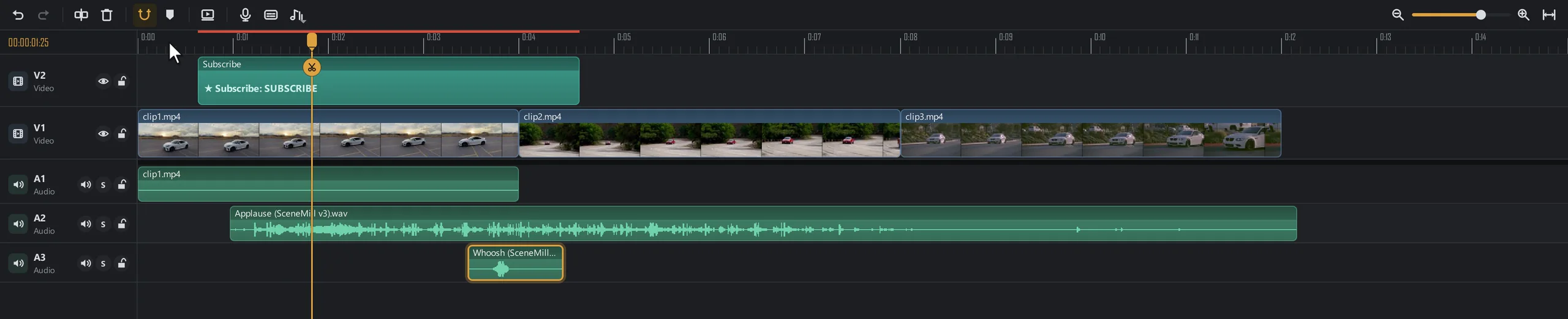 Die Timeline von SceneMill: ein Sticker auf Videospur 2, drei Videoclips mit Vorschaubildern auf Spur 1 und drei Audiospuren mit Wellenformen.